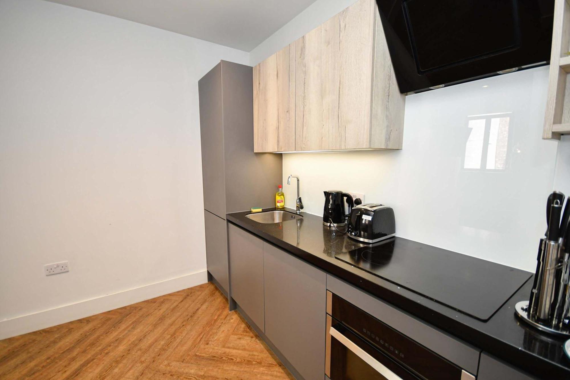 Sleek 2 Bedroom In Apartment